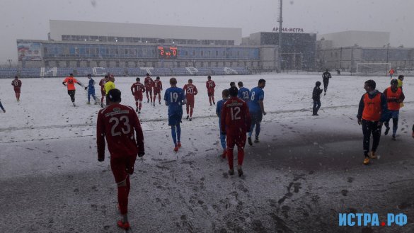 Футбольное противостояние со снежной стихией